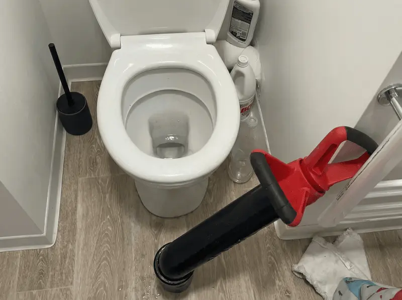 Débouchage WC avec furet professionnel à Marseille 1er