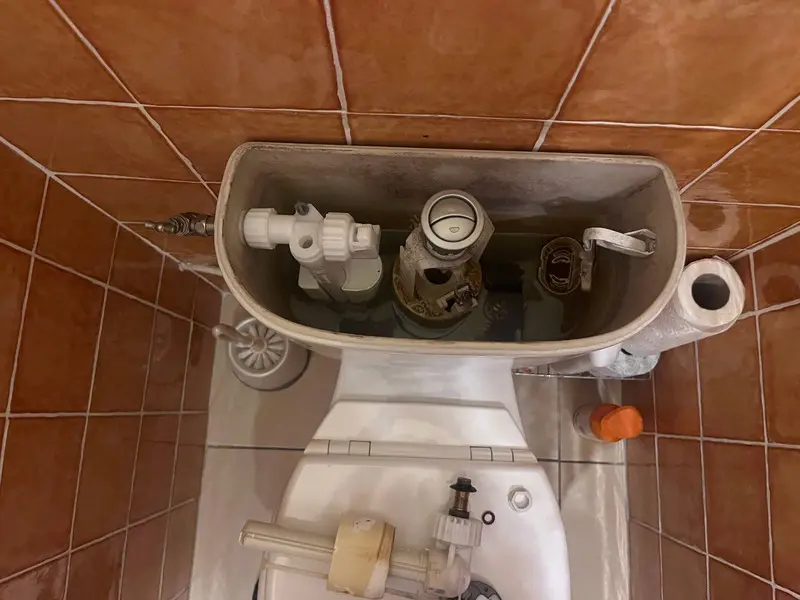 Réparation mécanisme WC à Marseille 5e